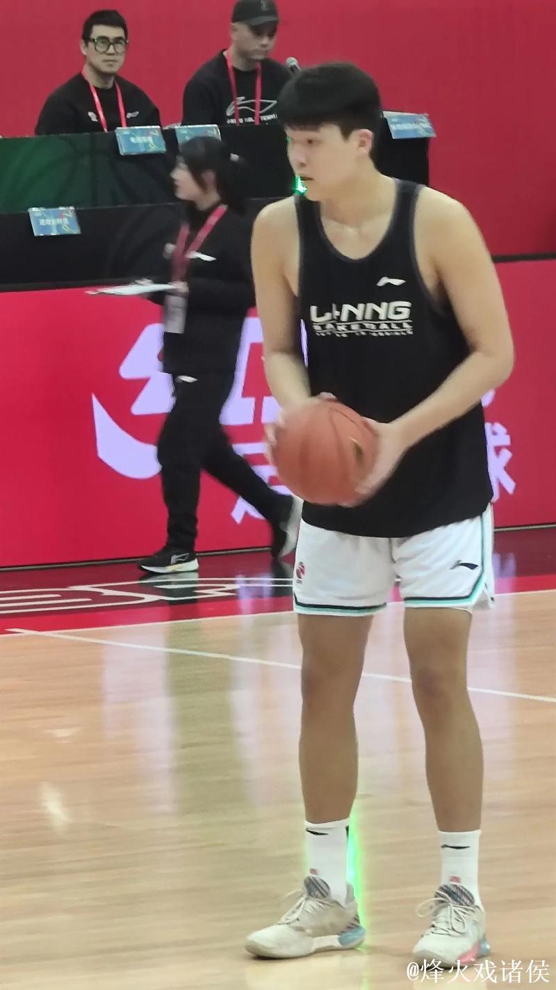 杨瀚森今日集锦！出战31分钟，11中8，拿到18分10篮板4助攻！进攻非常坚决！