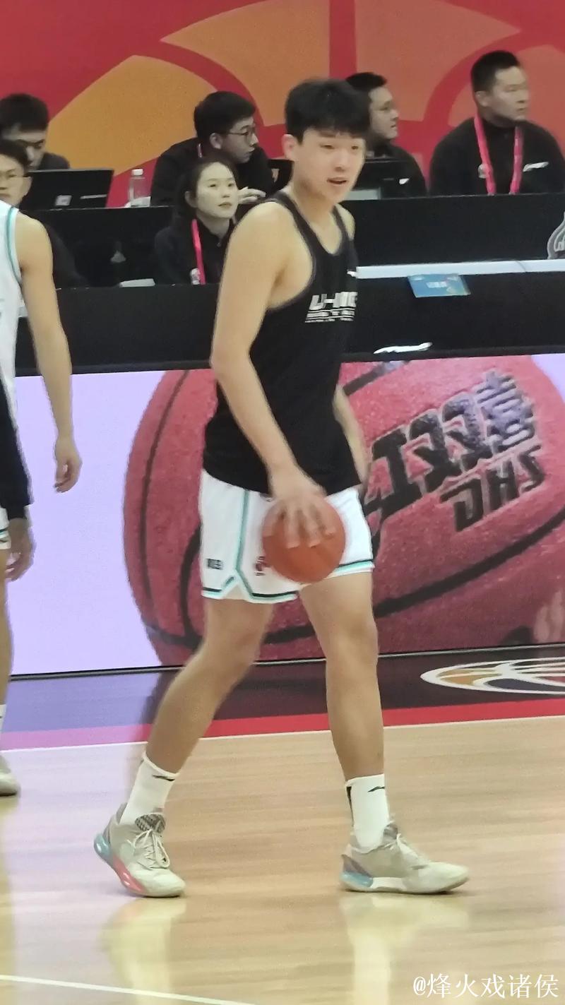 杨瀚森今日集锦！出战31分钟，11中8，拿到18分10篮板4助攻！进攻非常坚决！