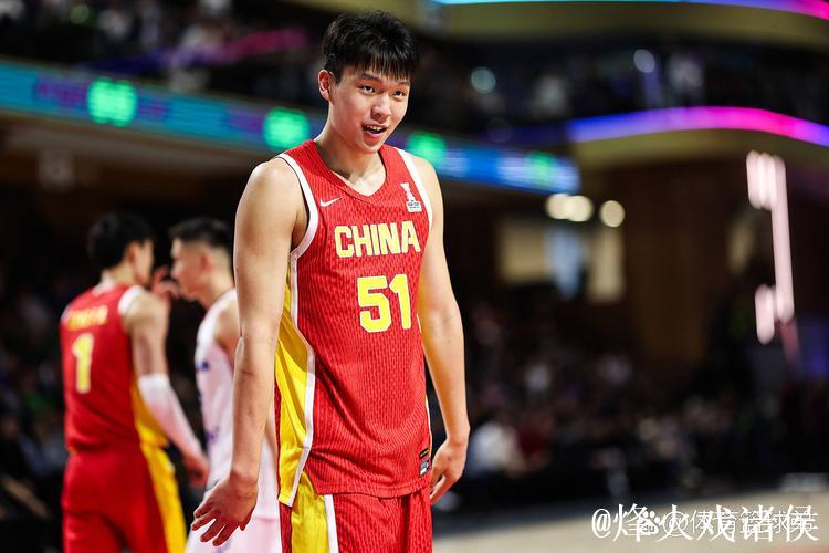 杨瀚森当选最佳防守球员 吴前成为最佳第六人 杨瀚森当选最佳防守球员 吴前成为最佳第六人